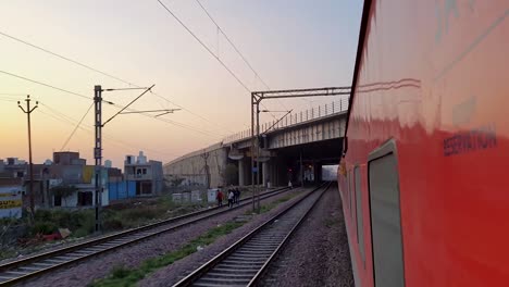 El-Tren-De-Pasajeros-Que-Circula-Por-La-Vía-En-El-Video-De-La-Mañana-Se-Toma-En-La-Estación-De-Tren-De-Nueva-Delhi-El-04-De-Agosto-De-2022