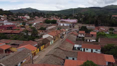 desde el aire: techos de azulejos de arcilla en la pintoresca ciudad montañosa boliviana, samaipata