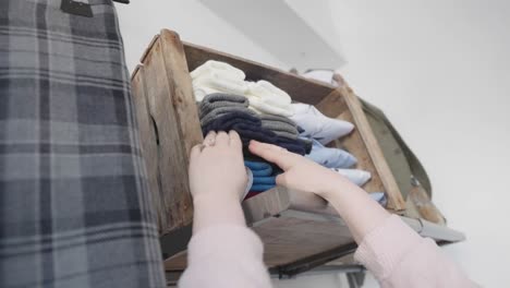 Counting-pairs-of-different-coloured-thick-socks