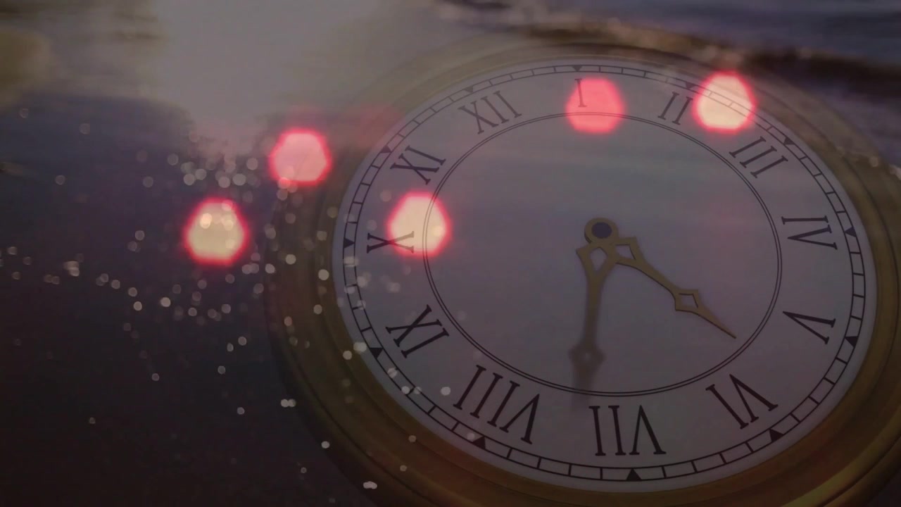 Quadrante di orologio antico con lancette in movimento su una riva illuminata dal sole, bokeh rosso che appare e si fonde per il design.