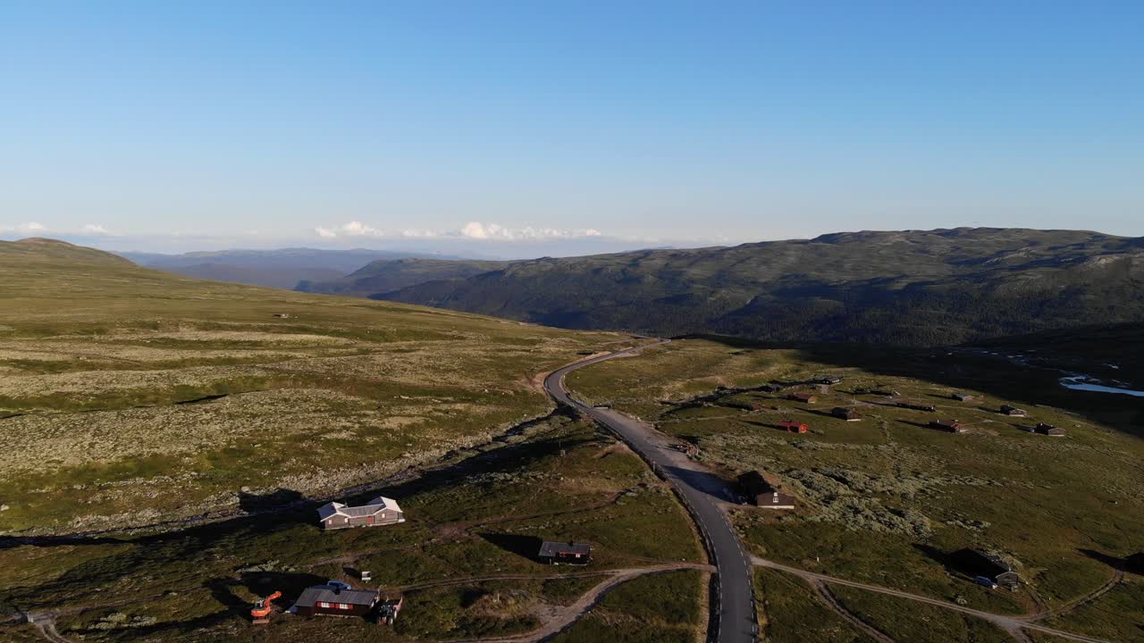 un camino de montaña que conduce a un valle