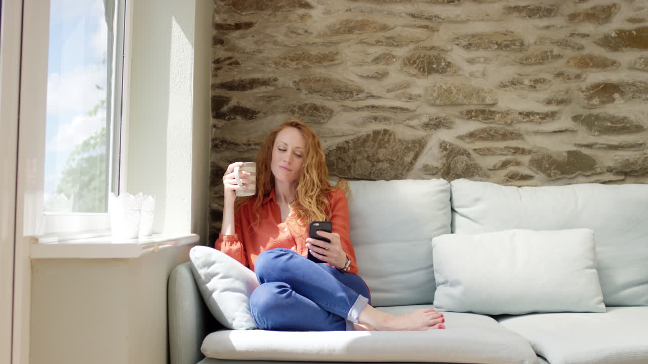 소파는 그녀가 가장 잘 일하는 곳입니다.