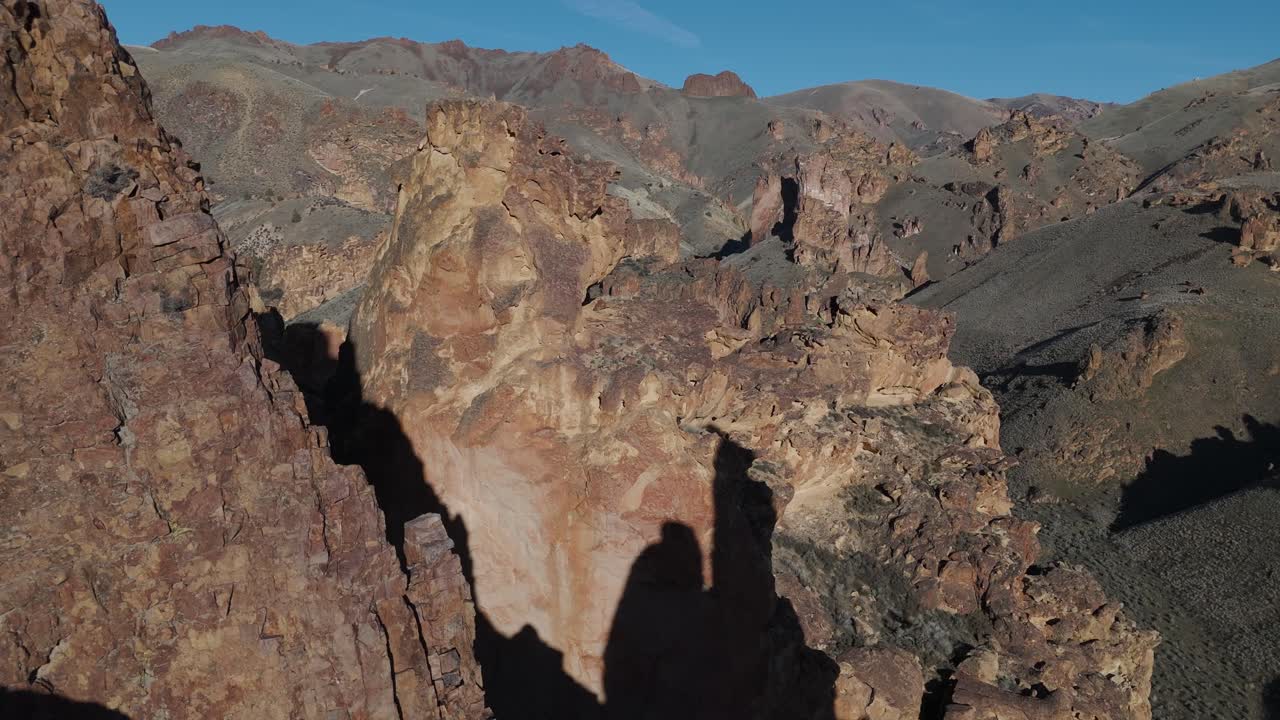 Epico volo di drone attraverso formazioni rocciose a Leslie Gulch, Oregon, per rivelare altre formazioni rocciose illuminate dalla luce frontale del mattino.