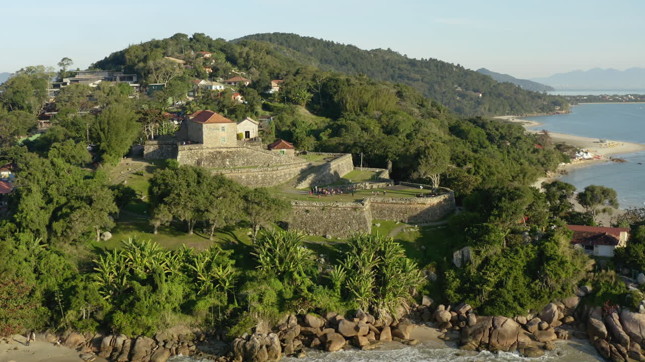 vista aérea por drones de la famosa fortaleza brasileña al atardecer, fortaleza sao jose da ponta grossa, jurere internacional, florianópolis, santa catarina, brasil