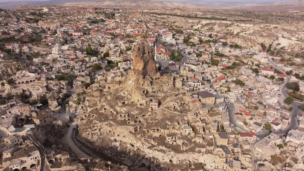 Vista aerea di edifici in pietra illuminati dal sole a Ortahisar, Turchia