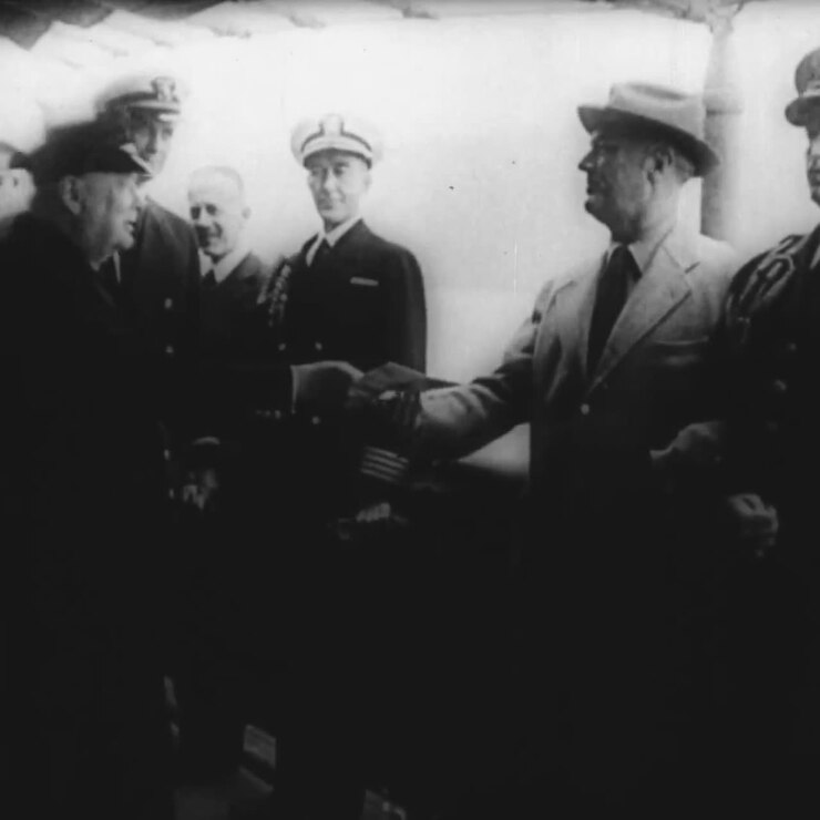 tổng thống hoa kỳ franklin roosevelt xuất hiện với winston churchill trong thế chiến ii