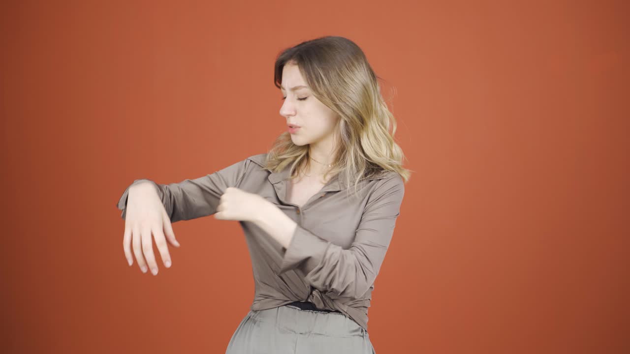 la alta temperatura del aire está asfixiando a la joven.