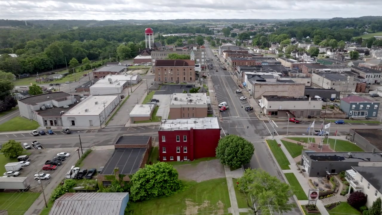 Centro di Jackson, Ohio, con video drone che si muove da destra a sinistra