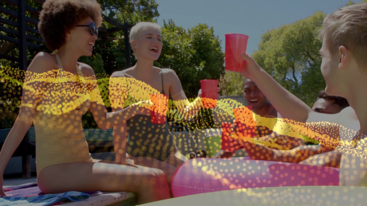 Vijf vrienden bij het zwembad, met een roze zwemband, proosten met rode bekers, terwijl een advertentie-overlay de groep verbergt en de camera zwenkt.