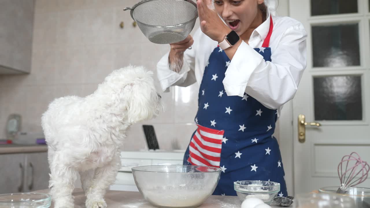 mujer horneando con su perro en la cocina