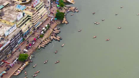 Los-Barcos-En-Canoa-Se-Albergan-En-El-Río-Buriganga-En-Sadarghat,-Dhaka,-Bangladesh