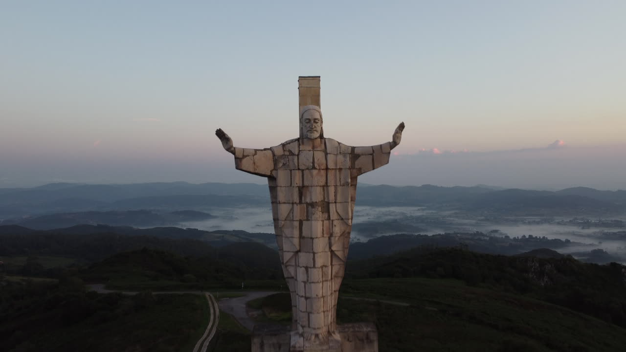 산꼭대기 콘크리트로 만든 종교 조각상 공개