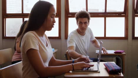 adolescentes en un aula de escuela