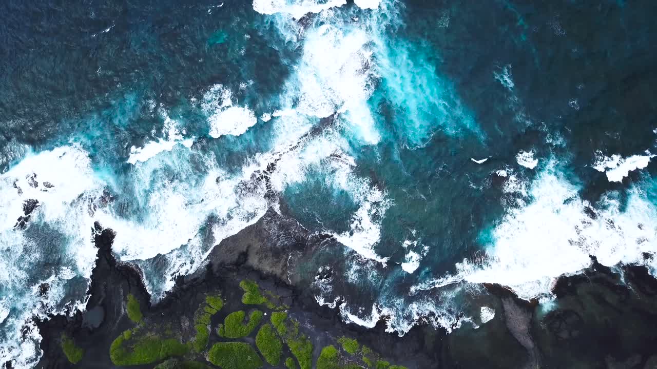 la gran isla de hawai'i alberga hermosos contrastes de negro, verde y azul, todo visto desde arriba-5