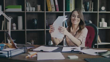 mujer de negocios feliz sonriendo en la oficina. mujer exitosa disfrutando del trabajo