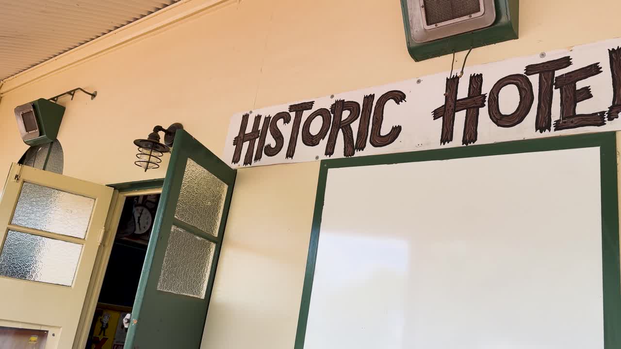 유명한 역사적인 호텔 바의 입구