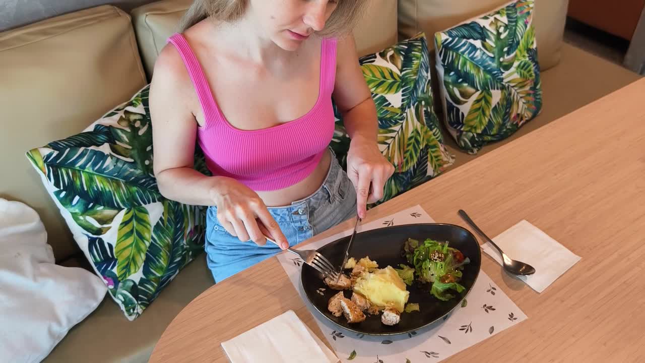 mujer comiendo almuerzo en un restaurante