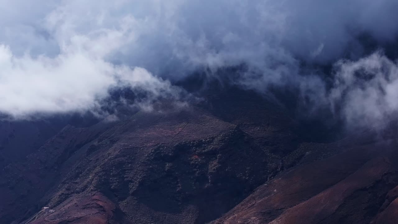 nubes misteriosas giran sobre los picos volcánicos, la belleza de el hierro, las islas canarias