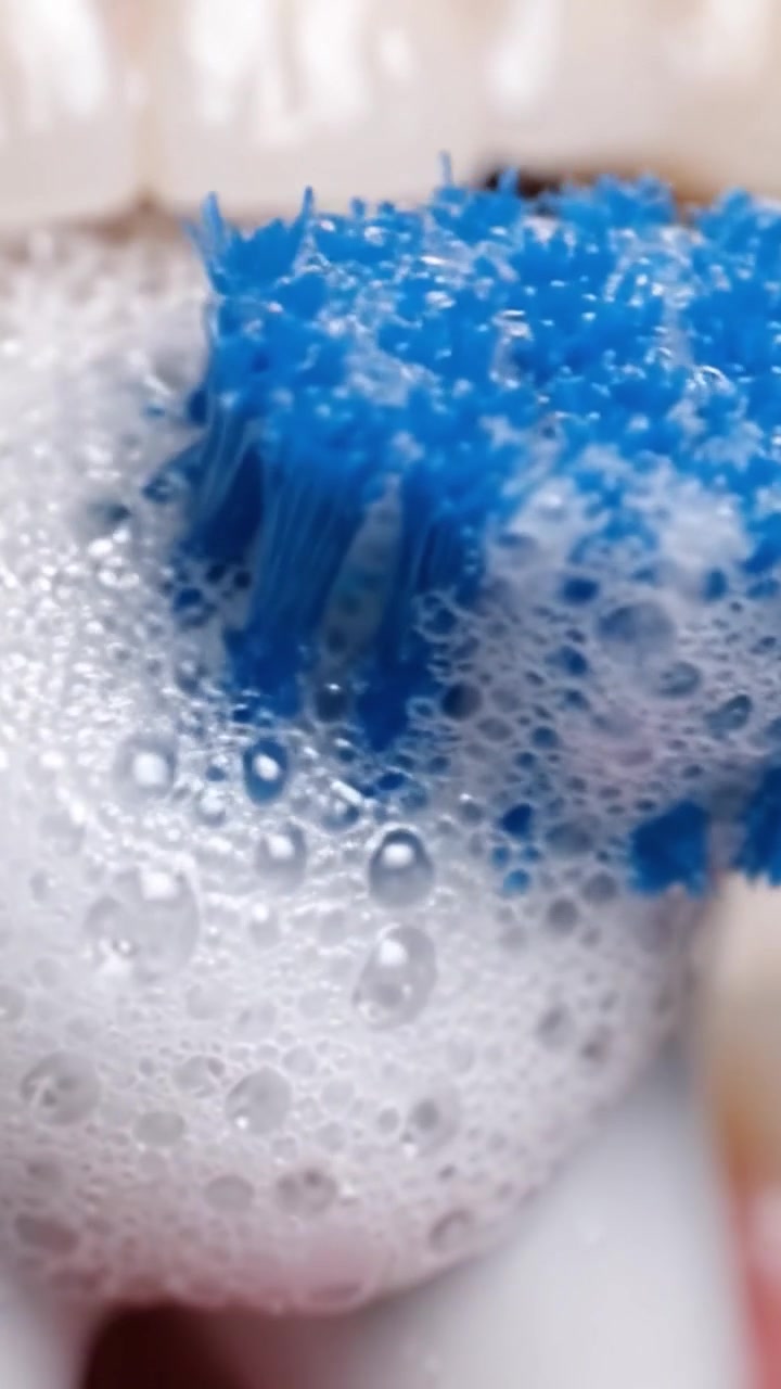 Primo Piano di uno Spazzolino da Denti con Bolle: Evidenziando l'Importanza dell'Igiene Orale e delle Tecniche di Pulizia Efficaci per Denti e Gengive Sani