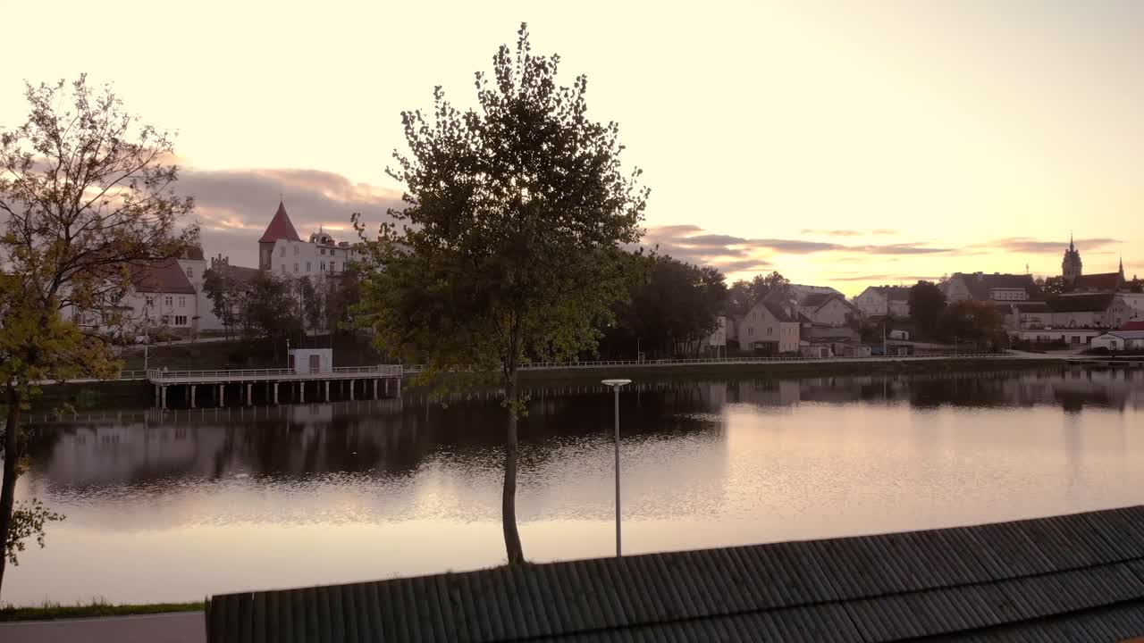 Piccola torre di gradazione vicino allo stagno, un luogo per il relax e il trattamento con panchine e torri di gradazione, una spa con percorsi pedonali nel mezzo di un piccolo villaggio in riva all'acqua.