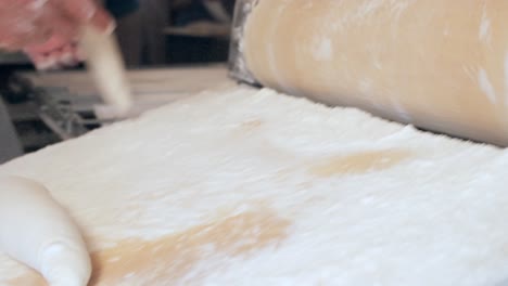 la harina se vierte en la masa de pan
