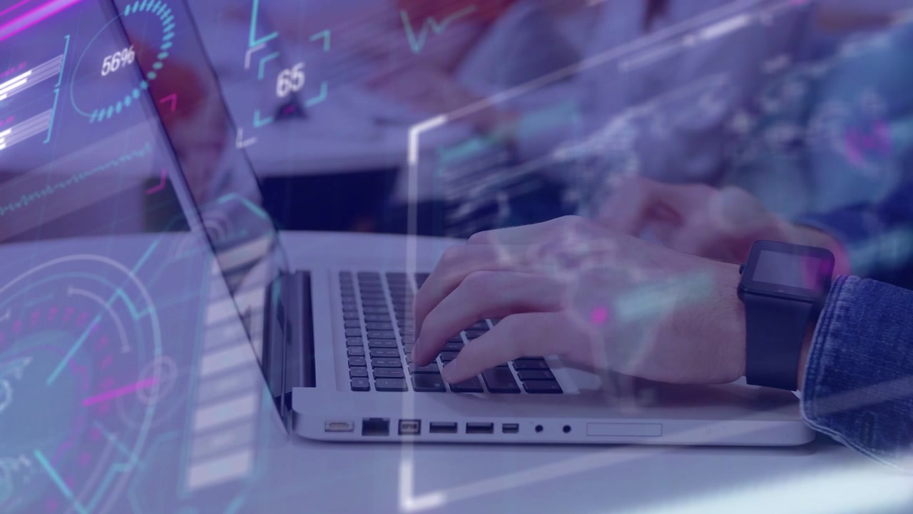Homem digitando no laptop, teclas atualizando medidores e porcentagens do painel HUD para análise de tecnologia