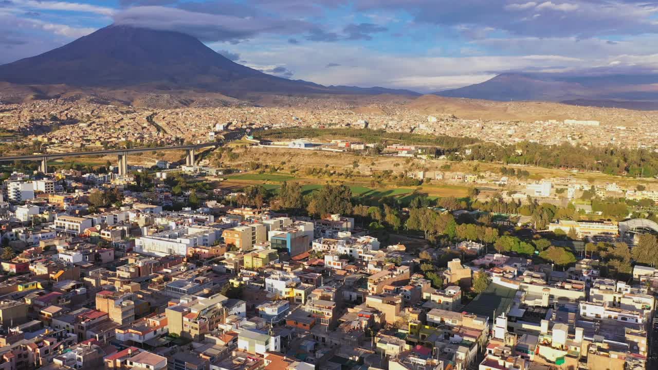 Paisaje urbano de Arequipa y Mishki durante el atardecer, con dron