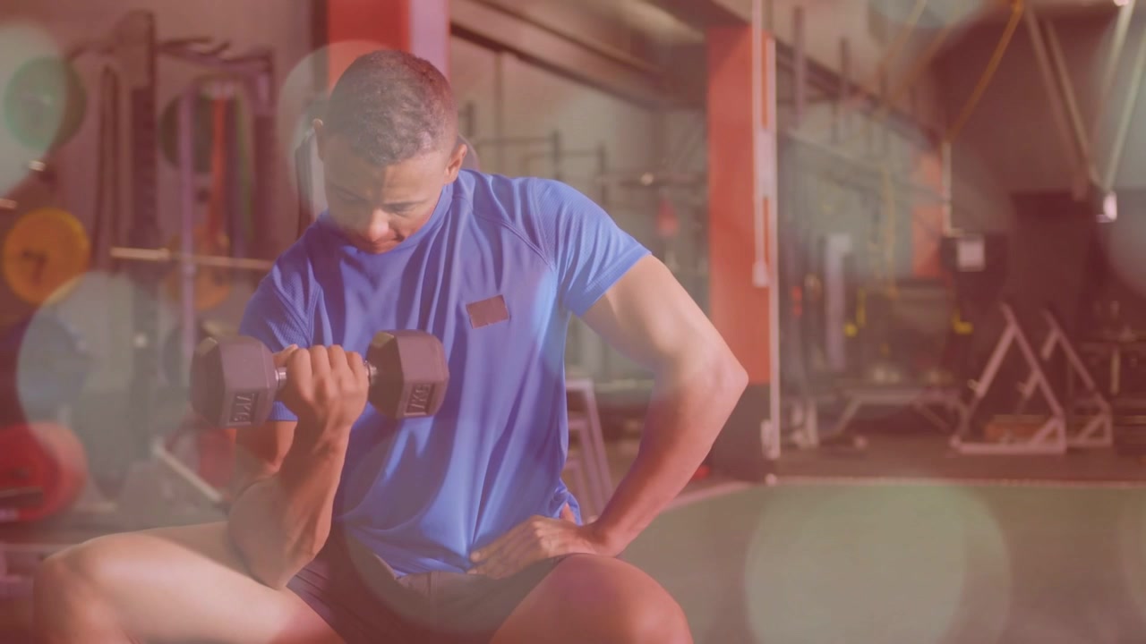 Pria duduk di bangku yang dapat disesuaikan, memegang dumbel erat, melakukan curl di gym, dengan overlay yang memandu teknik.