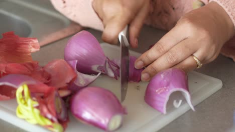 mujer cortando cebollas rojas