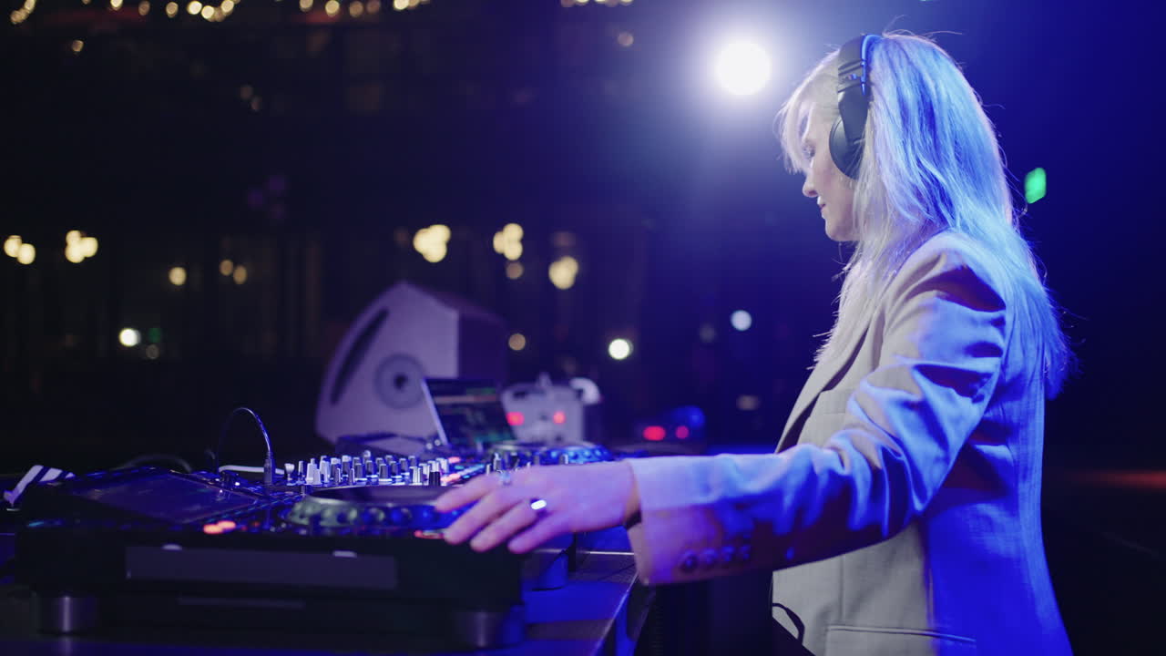 una mujer tocando en un club nocturno.