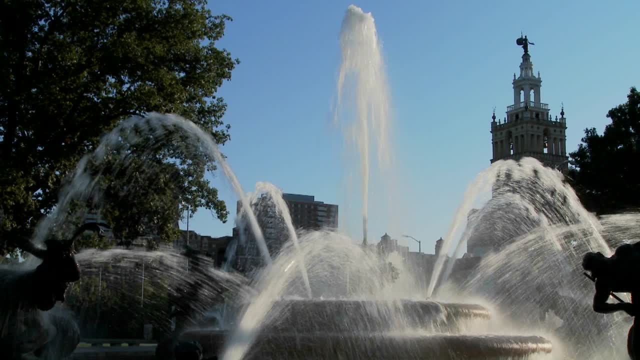 una fuente en el centro de la ciudad de kansas con fondo de edificios