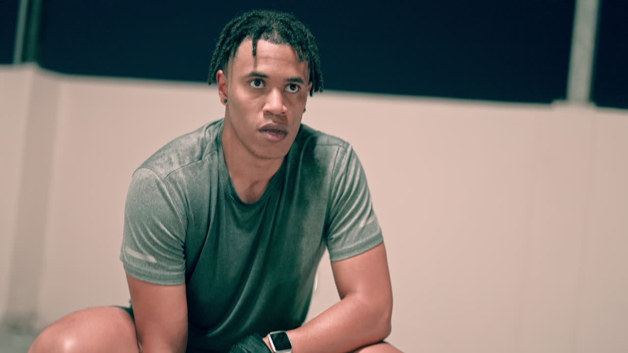 hombre negro, fitness y respiración de boxeador