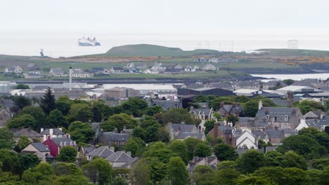telefoto de un ferry de pasajeros que se aleja del pueblo costero de stornoway
