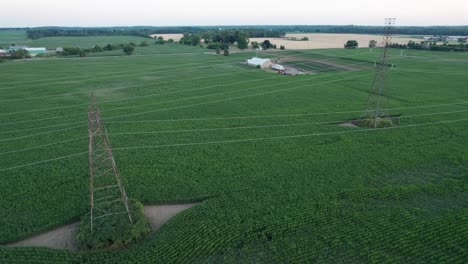 Círculo-De-Paralaje-Alrededor-Del-Paso-Elevado-Cinematográfico-De-Las-Líneas-Eléctricas-Tierras-De-Cultivo-País-Agrícola