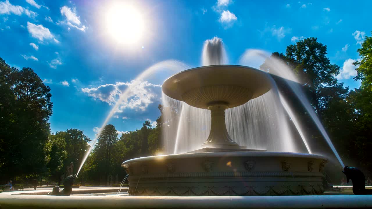 폴란드 바르샤바에 있는 아름다운 분수 타임 스