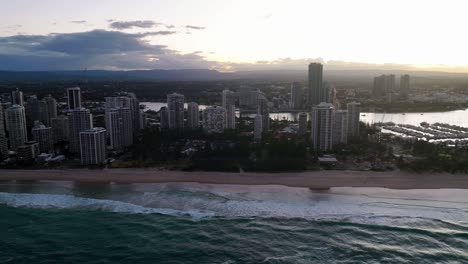 Goldküste,-Surferparadies,-Queensland,-Australien,-Drohne,-Leuchtender-Himmel-Hinter-Den-Luxus-Hochhaushotels,-Sonnenuntergang-Auf-Australiens-Spielplatz