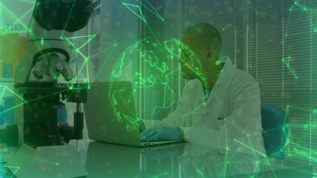Ricercatore che digita su un laptop mentre esegue analisi con un globo olografico verde che ruota e trasmette dati