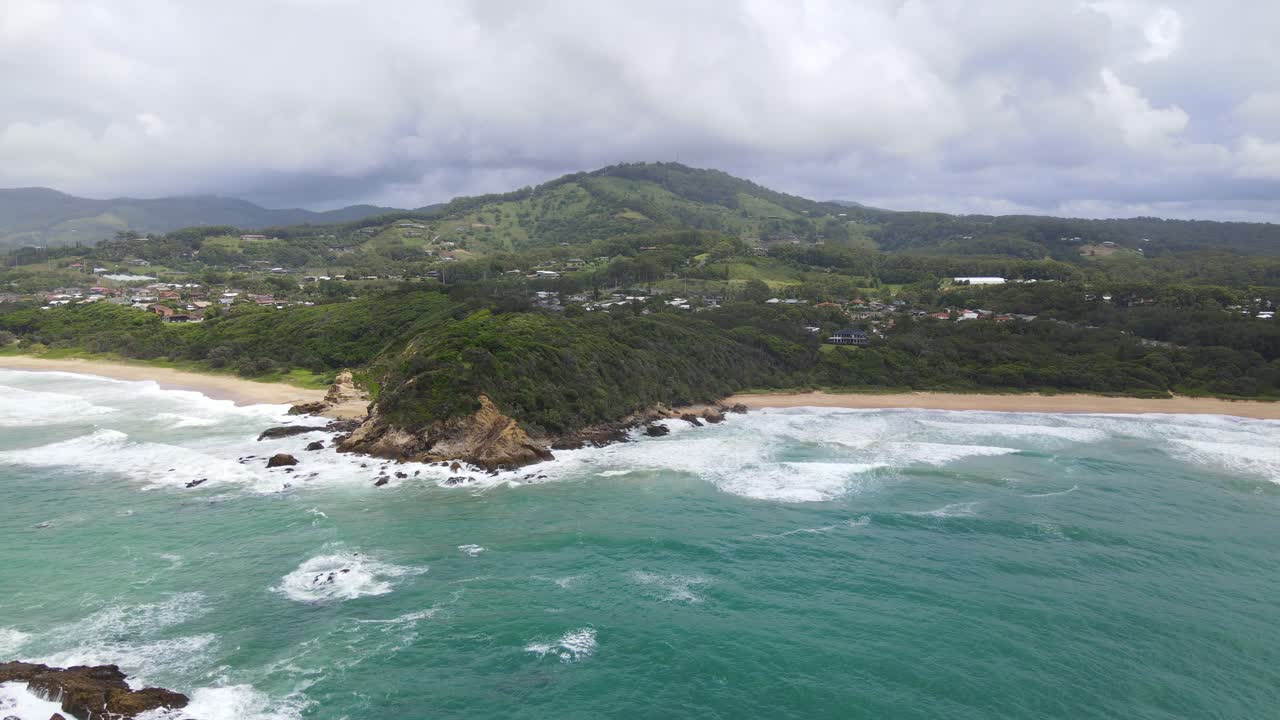 rompiendo las olas en la costa escarpada del océano