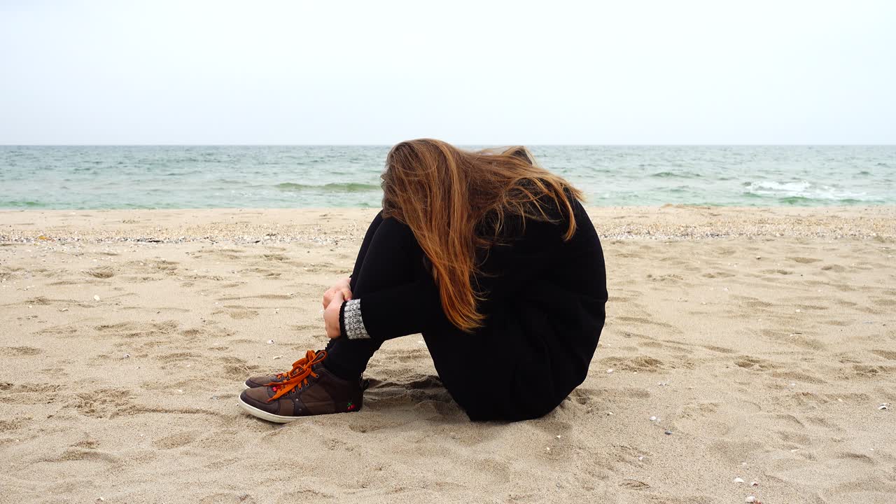 La ragazza si riposa sulla spiaggia. Riprese in spiaggia.