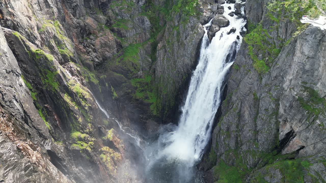 catarata de voringfossen en noruega - paisaje natural escénico en eidfjord, vestlandia - toma estática aérea