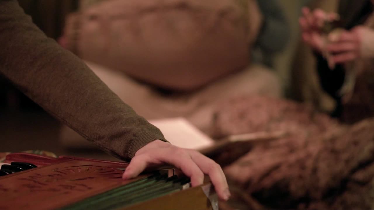 actuación musical con instrumentos indios