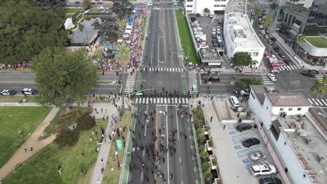 manifestación de triunfo con contramanifestantes