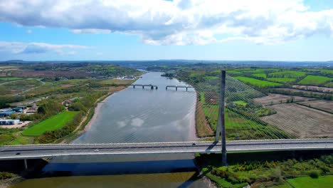 Drohne-Fliegt-über-Die-Thomas-Francis-Meagher-Brücke,-Die-Den-Fluss-Suir-überspannt-Und-Waterford-Und-Kilkenny-Verbindet.-Schrägseilbrücke-Mit-Einem-Einzigen-Hauptpylon,-Ikonische-Brücke-Und-Ingenieurskunst