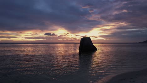 Chica-En-Una-Playa-En-Seychelles