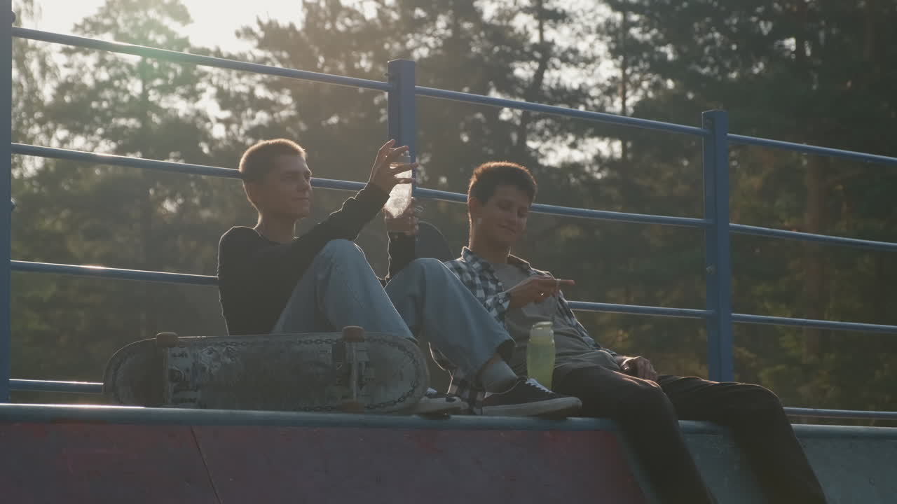 Amici adolescenti che si divertono allo skatepark
