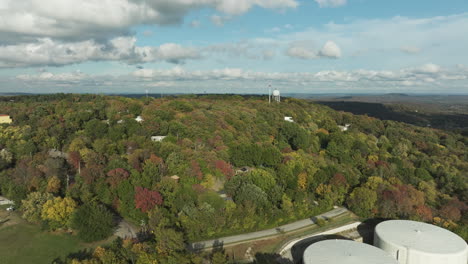 almacén de agua industrial rodeado de bosques de otoño cerca del monte sequoia en fayetteville, arkansas, estados unidos