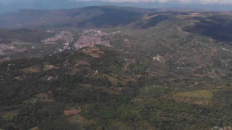 por encima de las montañas en san gil, colombia
