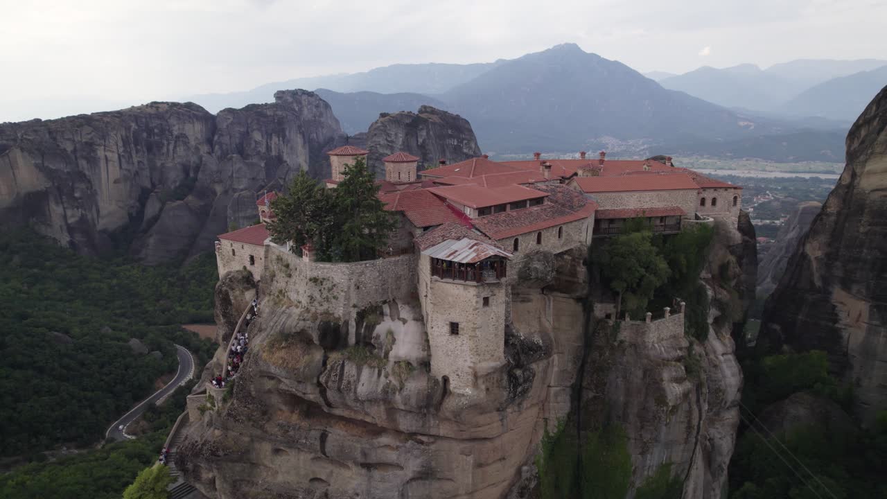 крупный план впечатляющего монастыря варлаам на вершине скалы-монолита, метеора