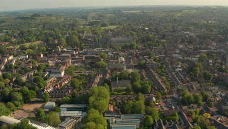 Dolly-Back-Luftaufnahme-über-Winchester-Town,-Großbritannien