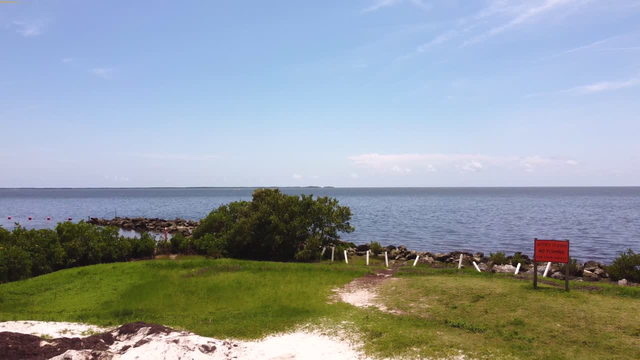 해변에서 내려오는 바다의 드론  ⁇